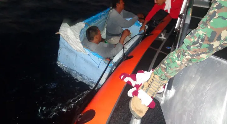 Rescatan dos náufragos sobrevivieron tres días en una nevera