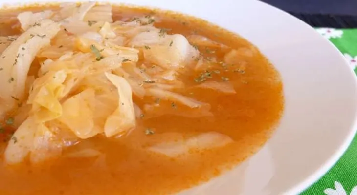 Una sopa de repollo y tomate con resultados inmediatos para rebajar 