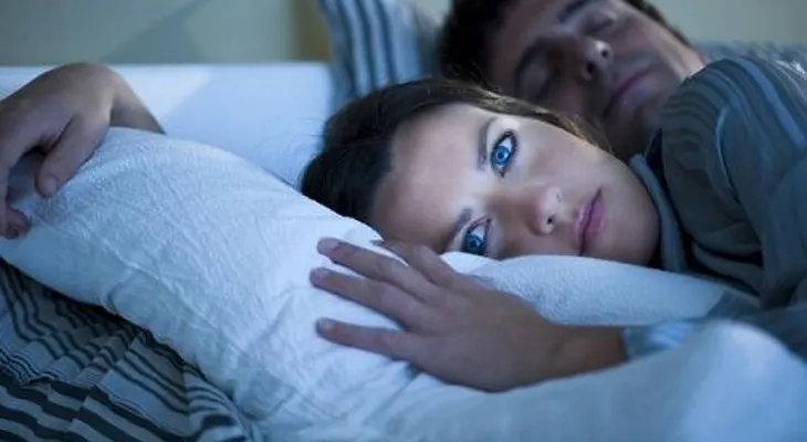 ¿Por qué es tan difícil dormir con la misma persona por siempre?