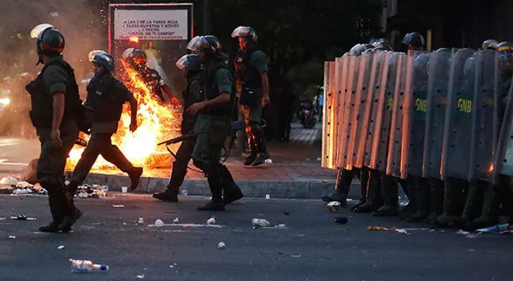 Videos, Fotos: Dos muertos y decenas de heridos en las protestas en Caracas 