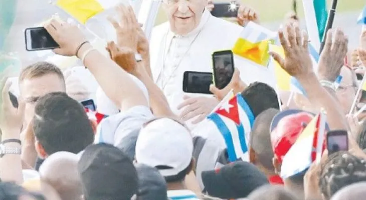 Papa se reúne con Fidel tras advertir sobre ideología