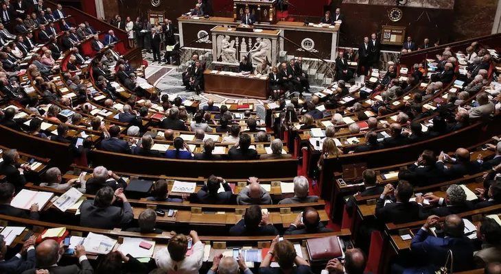 Parlamento francés abre el camino reformar la constitución tras atentados terroristas en París
