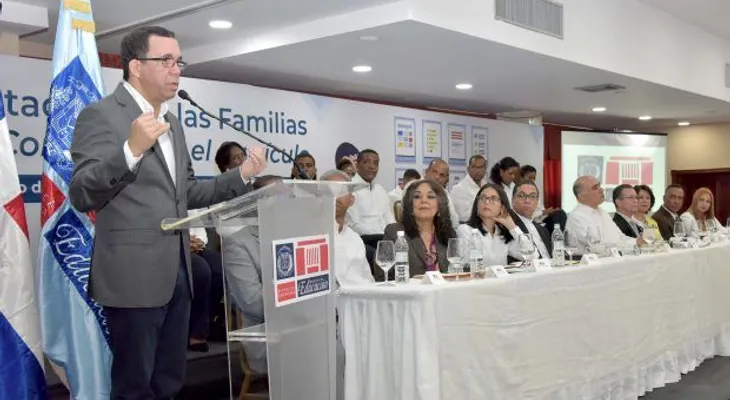 Ministro Andrés Navarro: estudiantes de excelencia siempre tienen una familia de apoyo