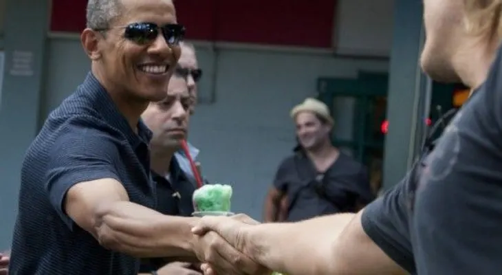 Obama dice sentirse "pequeño" comparado con los marines