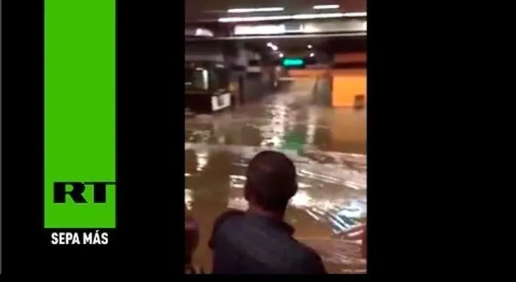 Graves inundaciones afectan estaciones de metro en Caracas (VIDEO)