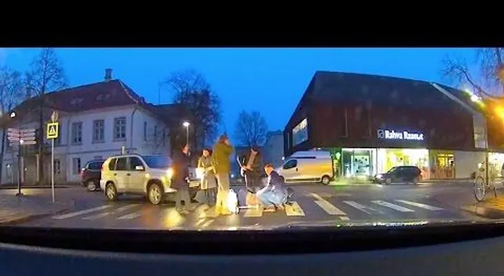 Intenta ayudar a una anciana a cruzar la calle y algo le sale mal