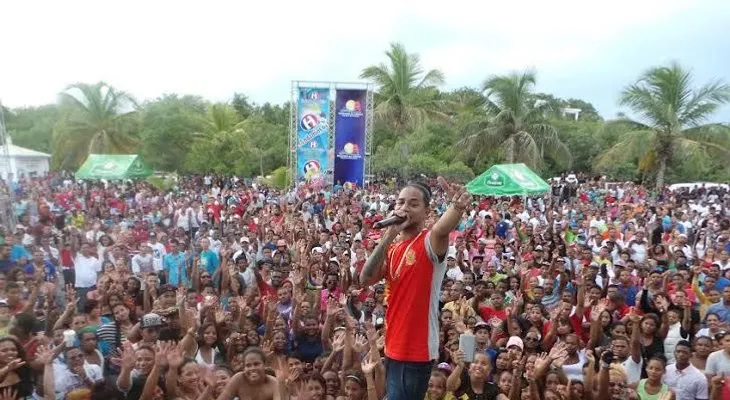 Mozart La Para y Silvio Mora ponen a bailar turistas en Azua