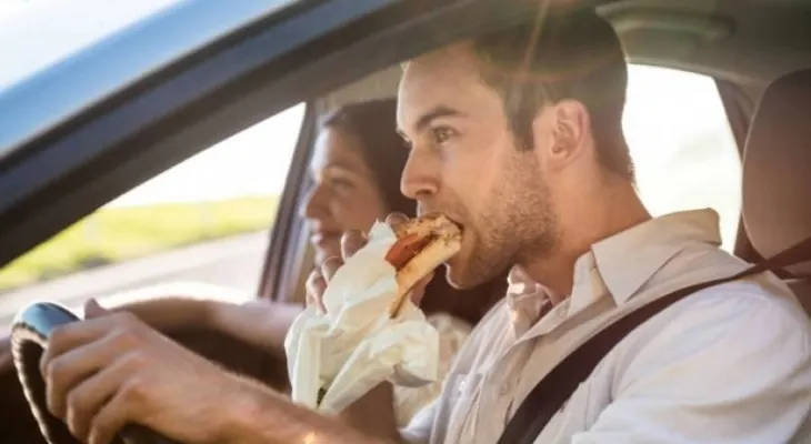8  alimentos que nunca debes comer mientras manejas
