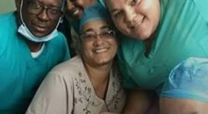 Fotografía muestra a médicos bebiendo cerveza en hospital de Montecristi