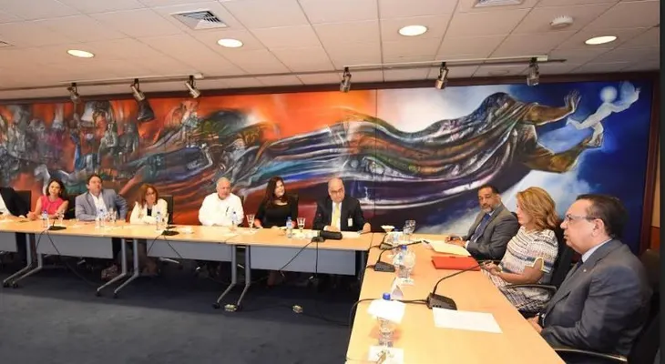 Gobernador Valdez Albizu y ejecutivos de ACOFAVE evalúan préstamos para vehículos nuevos