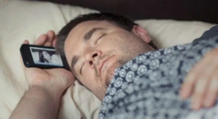 Llevarse teléfono a la cama perjudica la salud