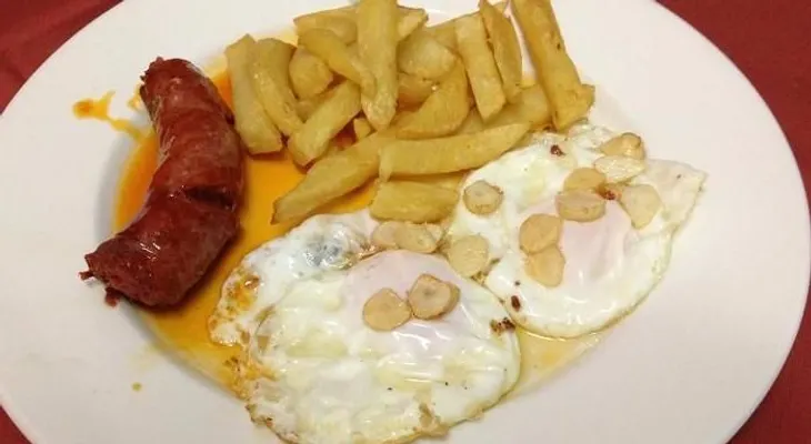 Confirmado: comer huevos fritos con chorizo y patatas no engordan