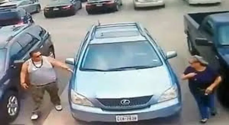 Un hombre le da una brutal golpiza a una mujer porque le robó el espacio para estacionar 