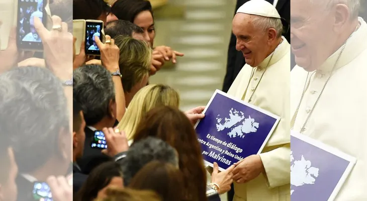 Fotografían al papa Francisco con un cartel que pide el diálogo por Malvinas o Falkland