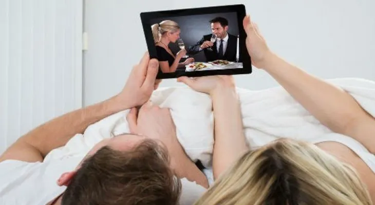 Parejas tienen menos sexo por culpa de Netflix y Facebook