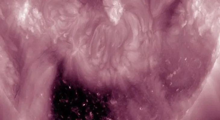 Video: La NASA descubre un 'Cuadrado Negro' en el Sol 