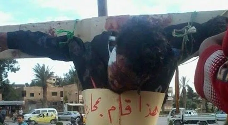 Rebeldes sirios crucifican a varias personas en la ciudad de Raqqa  