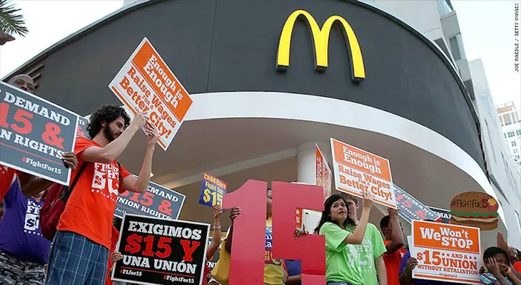 Salario mínimo de 15 dólares la hora desata huelga entre trabajadores de restaurantes de comida rápida