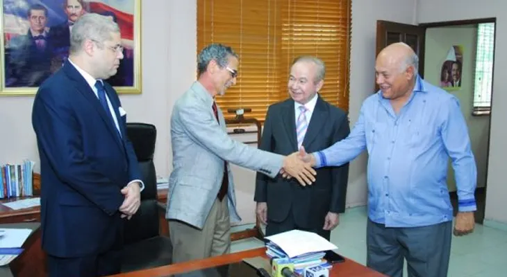 Panamá condecora saliente embajador Octavio Lister