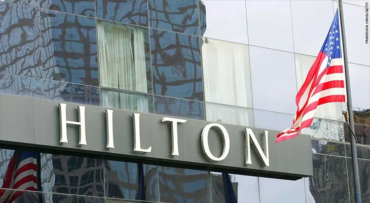 Hilton pagará exámenes para educación secundaria de sus empleados
