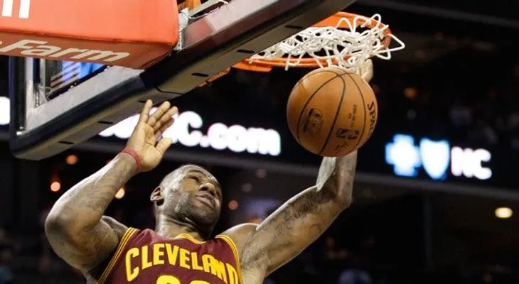 Curry logra 51 puntos; Cav?s caen y Hawks ganan