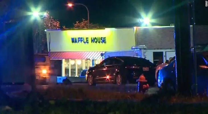 Un cliente evitó mayor derrame de sangre en tiroteo en Waffle House