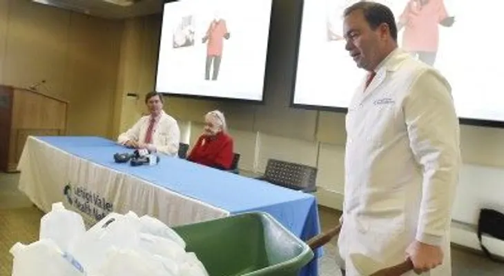 Médicos extraen un tumor de 140 libras a una mujer de 71 años