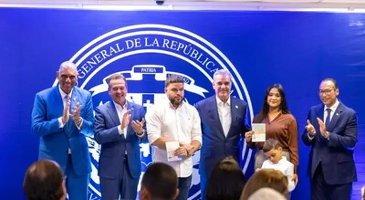 Abinader entrega el primer pasaporte electrónico dominicano en NY