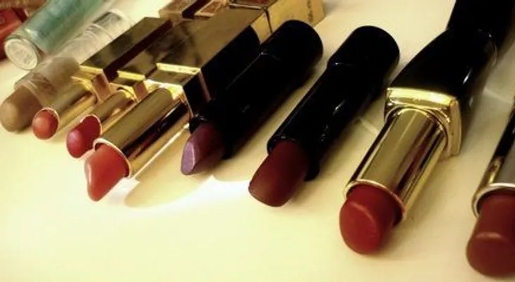 Alertan contenido de plomo en labiales: Atención mujeres...comparte