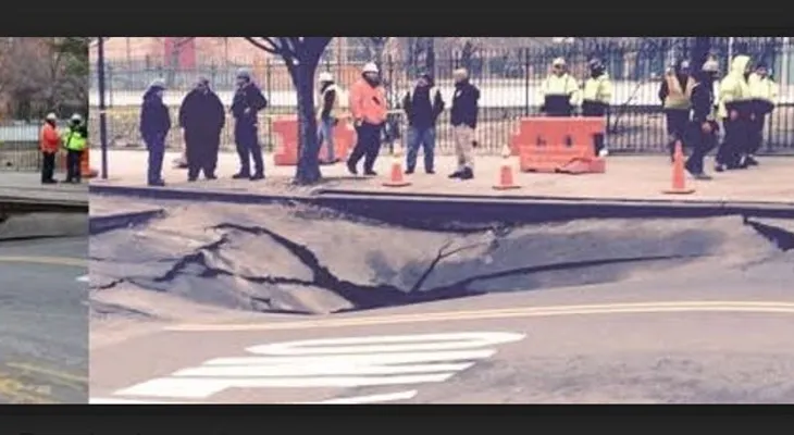 Se abre calle en el alto Manhattan y se traga dos vehículos  