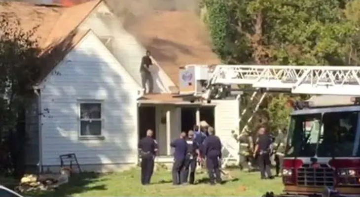Un hombre incendia casa de su ex notiva y baila en el techo