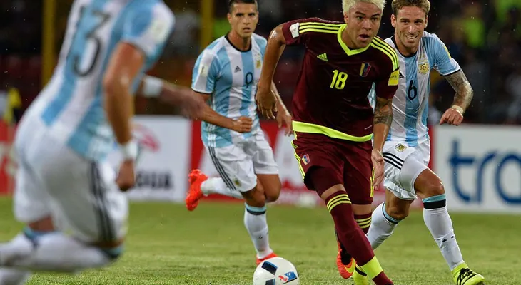 Eliminatorias suramericanas: Argentina salva el empate ante Venezuela y Uruguay golea a Paraguay