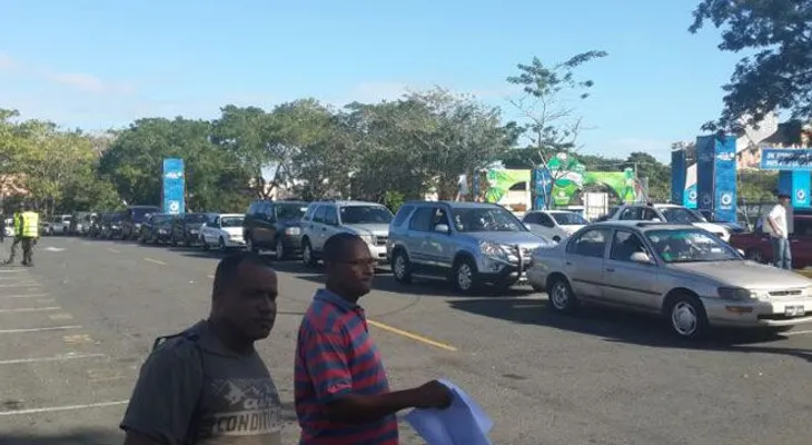 Choferes hacen largas filas en el Quisqueya en busca de revistas 