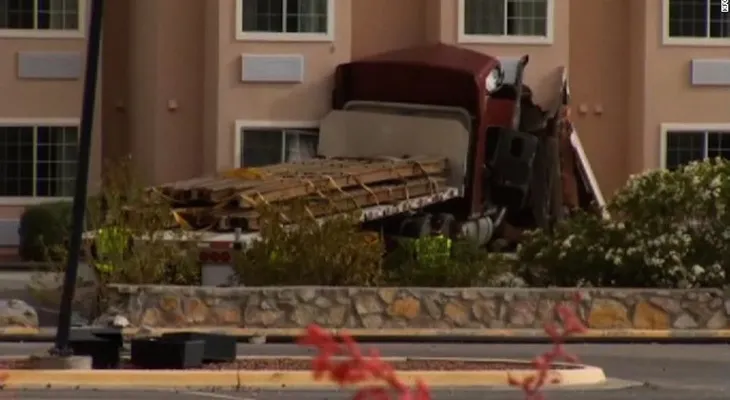 Texas: un trailer se sale de la carretera y mata a un huésped del motel en donde se estrelló