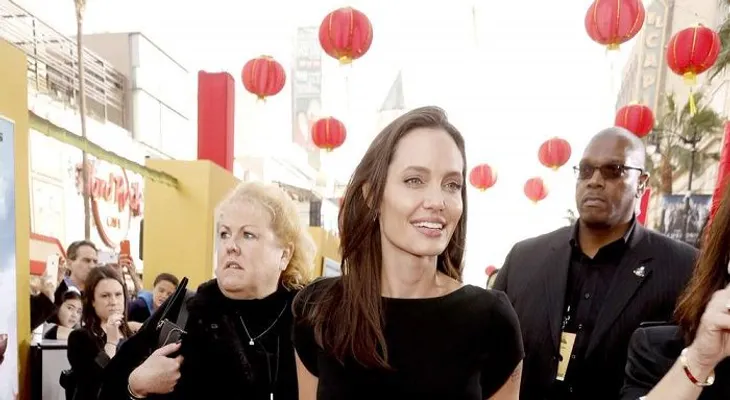¿Qué nueva sorpresa nos tiene reservada Angelina Jolie? ¡Solo mira sus manos!