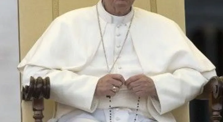 Papa deplora "lobby gay" en Vaticano
