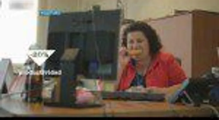 ¿Qué tan prudente es comer en el escritorio del trabajo? (VIDEO)