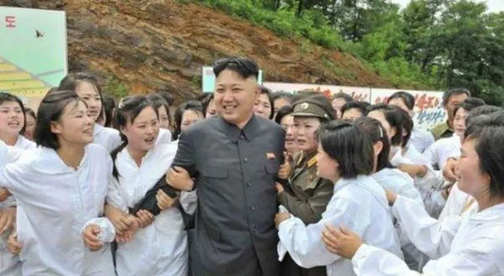 Dictador Kim-Jong-un y su "tropa del placer"