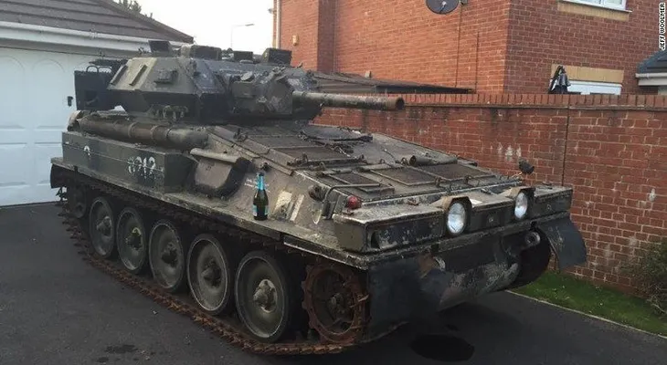 Quite ese tanque de mi cesped: impulso de compras obliga a británico a cambiarse de casa