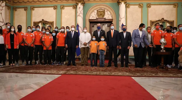 Presidente Abinader recibe al equipo de fútbol de Cibao FC