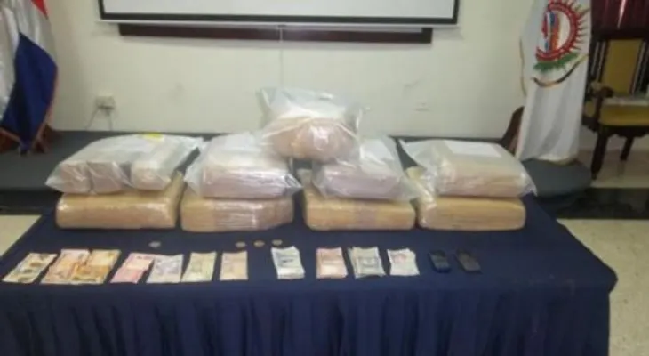Apresan a un hombre y a un menor con dos pacas de marihuana en Mao