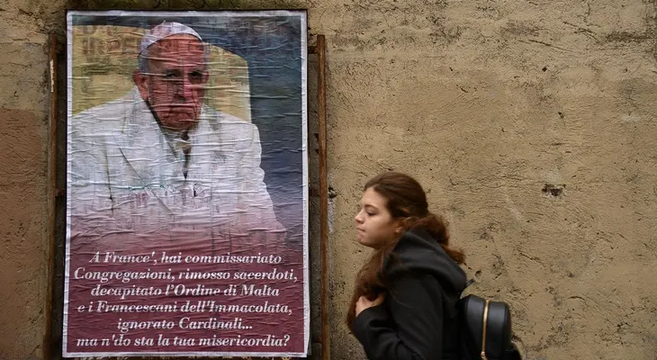La policía investiga una misteriosa campaña con afiches contrarios al papa Francisco en Roma