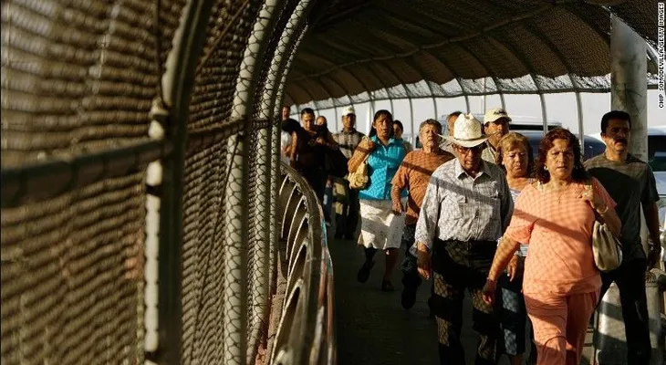 Estos son los lugares por los que miles de personas cruzan a pie legalmente la frontera entre México y EE.UU.