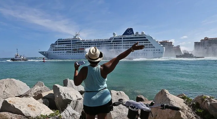 Primer crucero de Miami a La Habana llega a Cuba en décadas