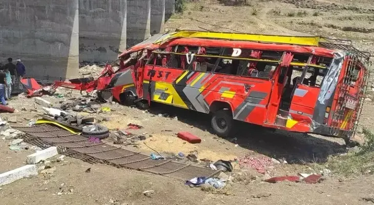 Autobús cae desde un puente dejando 22 muertos y 31 heridos en la India