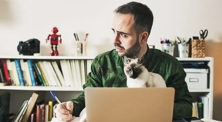 Sicólogos explican por qué las personas en extremo inteligentes tienen pocos amigos