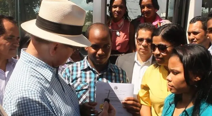 Senador Félix Vásquez supervisa obras y entrega guaguas asociaciones estudiantes