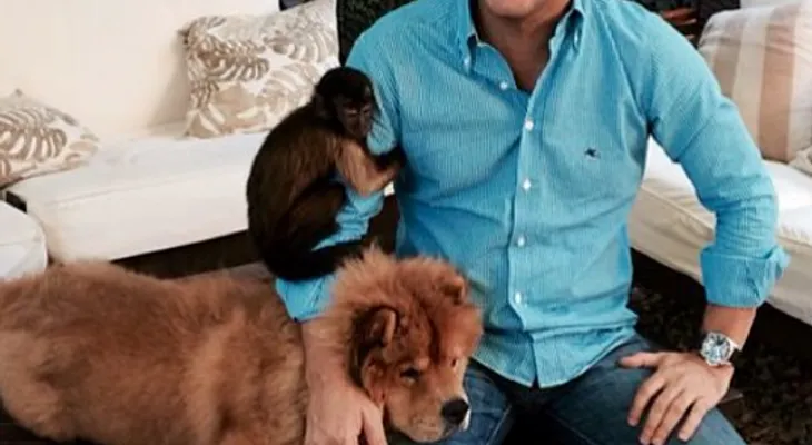 Nahiony Reyes y el monito de Abel Martinez