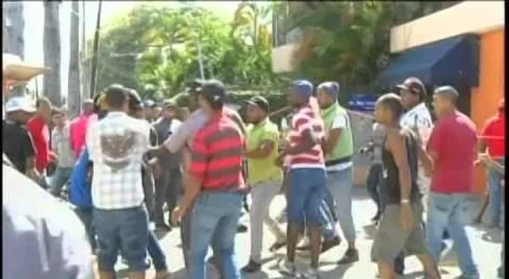 Agreden a seguidores de regidor preso en la Fiscalía
