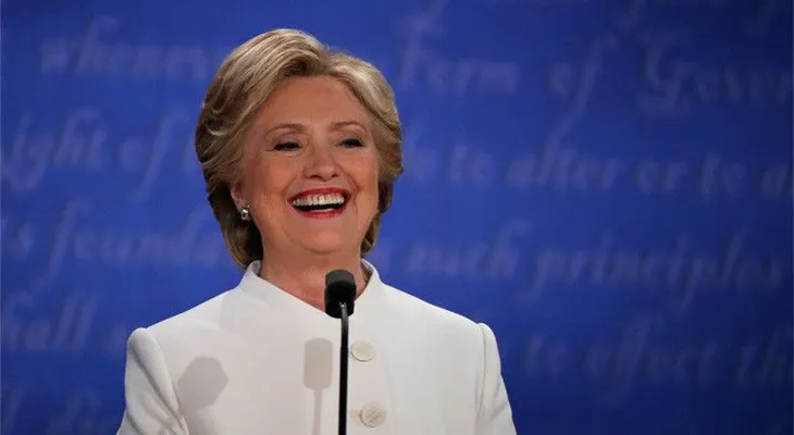 La "siniestra sonrisa" que puede costarle la presidencia a Hillary Clinton